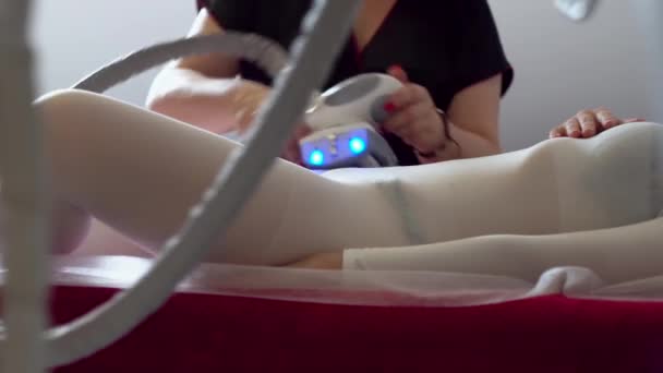 Schoonheidsspecialiste maakt anti-cellulitis massage voor een patiënt. Meisje op Lpg massage sessie in schoonheidssalon — Stockvideo