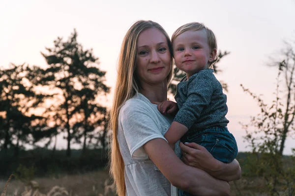 Portrait de famille de sa mère et de son jeune fils dans le parc. Loisirs en famille en plein air dans le paysage naturel — Photo