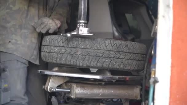 Carro mecânico montagem pneu na roda. Pneus de inverno — Vídeo de Stock