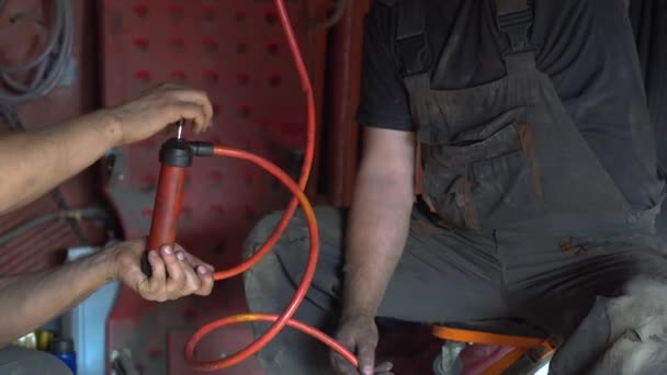 Hombre mecánico de reparación de un coche en el taller de reparación de automóviles — Vídeos de Stock