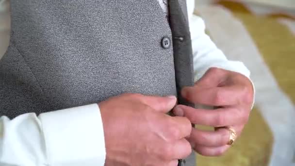 Homme d'affaires dans un costume boutons de fixation sur sa veste — Video
