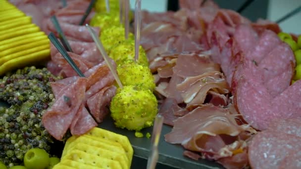 Buffet con salsiccia affettata, prosciutto, hamon, formaggio e frutta — Video Stock