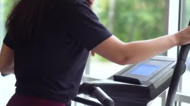 Retrato mulher fitness aquecimento antes do treinamento em elíptico cross trainer no clube de ginástica — Vídeo de Stock