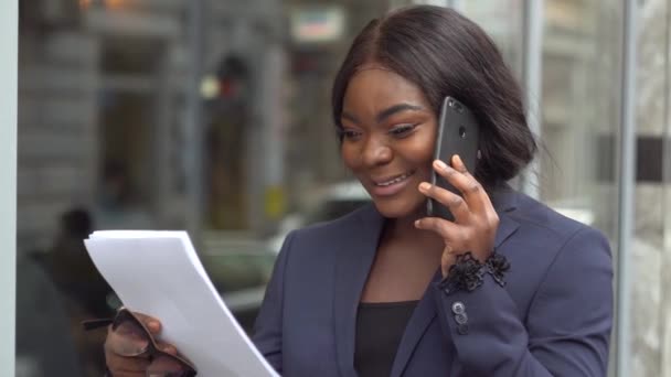 Empresaria afroamericana hablando por teléfono con un socio de negocios en Manhattan — Vídeo de stock