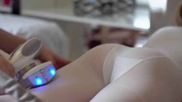 Kosmetikerin macht Anti-Cellulite-Massage für eine Patientin. Mädchen auf lpg massage session im schönheitssalon — Stockvideo