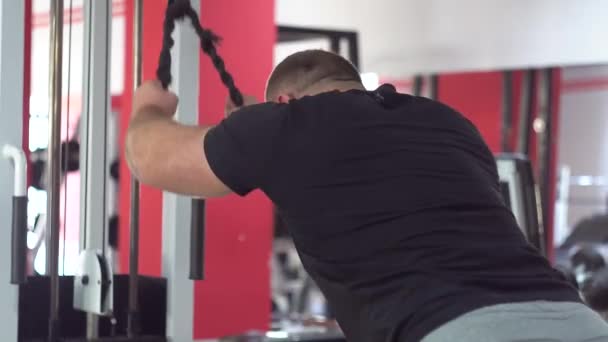 Strong muscular man does different kind of exercises in the gym — Stock Video