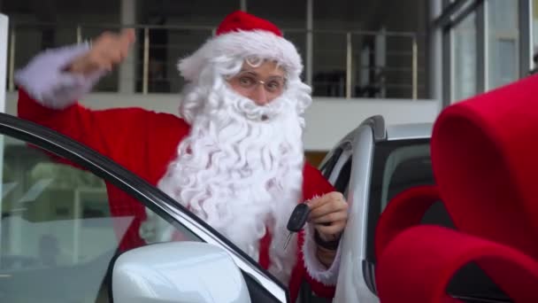 Weihnachtsmann mit Autoschlüssel. Weihnachtsmann mit Schlüssel für neues Auto — Stockvideo