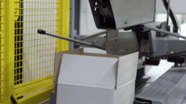 Taşıyıcı banttaki karton kutunun otomatik olarak kapatılması