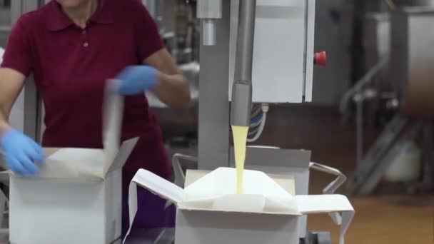 Il processo di confezionamento del burro in scatole. Vista ravvicinata della macchina imballatrice — Video Stock