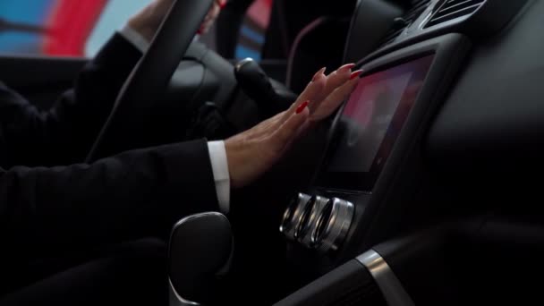Uma mulher usa o sensor no carro — Vídeo de Stock