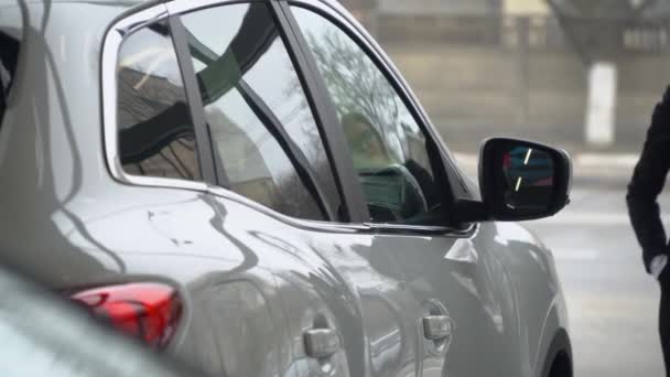 Joven mujer de negocios hermosa se sienta en el coche en el concesionario de automóviles — Vídeos de Stock