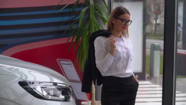 Junge schöne erfolgreiche Geschäftsfrau kaufte sich ein Auto — Stockvideo