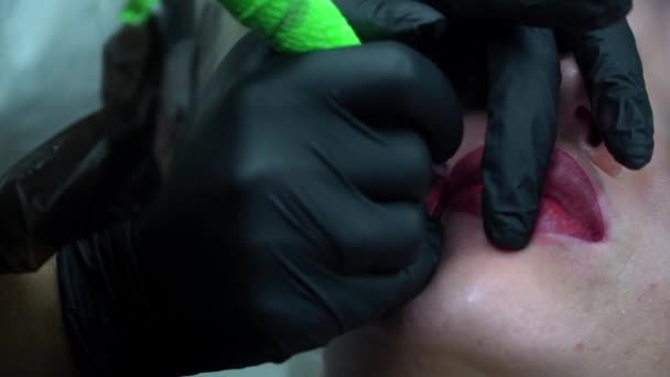 Kosmetolog att göra permanent makeup på kvinnans läppar — Stockvideo
