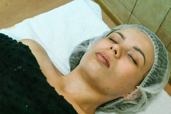 Девушка в спа салоне. Спа массаж лица — стоковое фото