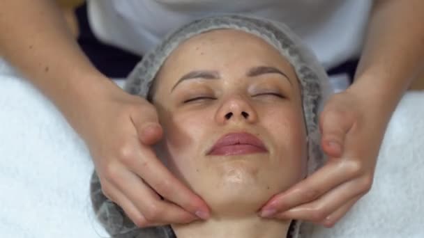 Masajista está haciendo masaje manual en la cara de los clientes. Spa masaje facial — Vídeo de stock