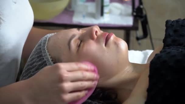 Girl is having cosmetic treatment at spa salon. Spa facial massage — Stok video