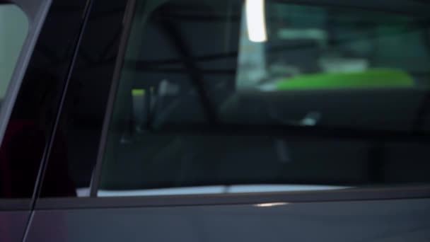 男性販売人車のディーラーで女性への鍵 — ストック動画