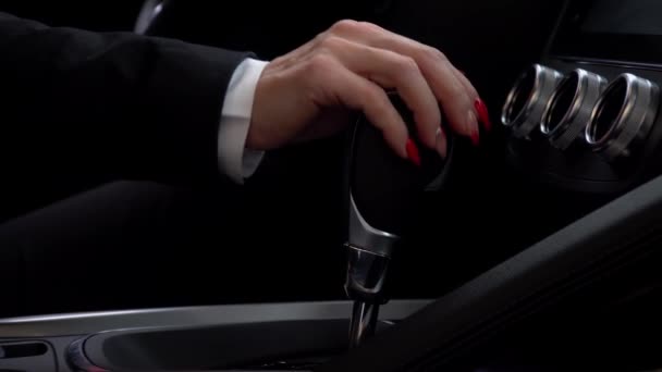 Una mujer cambia de caja de cambios en el coche y usa el sensor — Vídeos de Stock