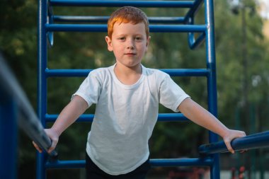 Sokak sporları simülatörlerinde spor yapan küçük çocuk.