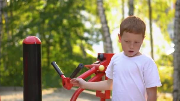 Roodharige jongen doet sport oefeningen op straat — Stockvideo