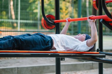 Sokak simülatörlerinde çalışan bir çocuk. Spor yapan küçük çocuk.