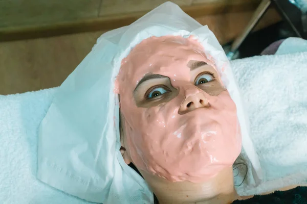 Κορίτσι με μια αισθητική μάσκα σε ένα σαλόνι σπα. Εφαρμογή για μάσκα προσώπου. Μασάζ προσώπου — Φωτογραφία Αρχείου