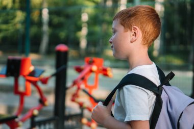 Sokak simülatörlerinde çalışan bir çocuk. Çocuk sporları
