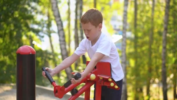 Roodharige jongen doet sport oefeningen op straat — Stockvideo