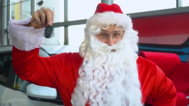 Babbo Natale con le chiavi della macchina nuova. Babbo Natale compra una macchina — Video Stock