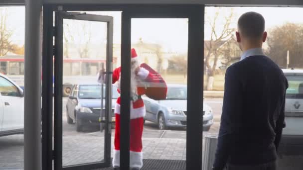 TERNOPIL, UCRANIA - DIC 20, 2019: Santa Claus en un concesionario de automóviles Renault — Vídeo de stock