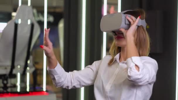 Una donna che indossa occhiali di realtà virtuale. Installazione di realtà virtuale sullo sfondo — Video Stock