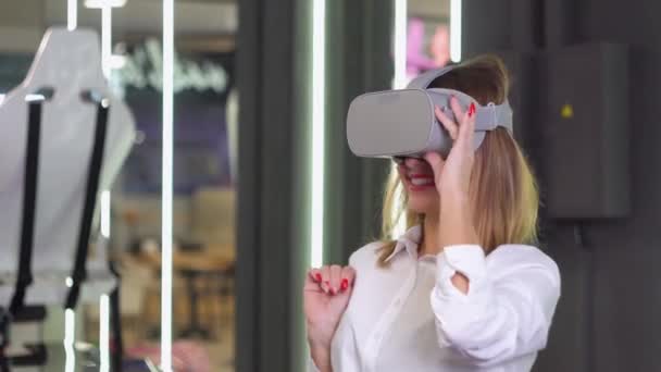 Verbazend meisje met een virtual reality bril. Virtual reality installatie op de achtergrond — Stockvideo