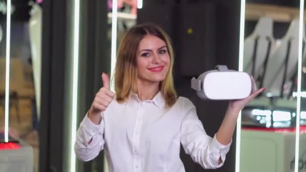 Μια γυναίκα με γυαλιά VR. Εγκατάσταση εικονικής πραγματικότητας στο παρασκήνιο — Αρχείο Βίντεο