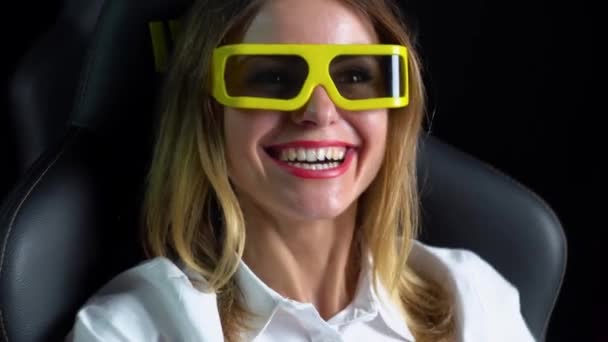 Mujer viendo emocionante película en el cine con gafas 3D — Vídeo de stock