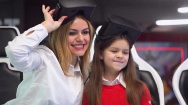 Sanal gerçeklik simülatörü oynadıktan sonra mutlu kadın ve kız