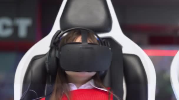 Gözlüklü kadın ve küçük kız sanal gerçeklik simülatörü kullanıyor. — Stok video