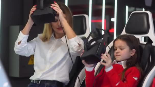 Mujer y niña se están preparando para empezar a jugar simulador de realidad virtual — Vídeos de Stock