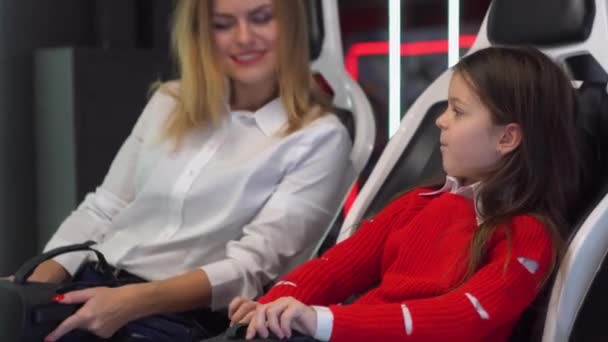 Mujer y niña se están preparando para empezar a jugar simulador de realidad virtual — Vídeo de stock