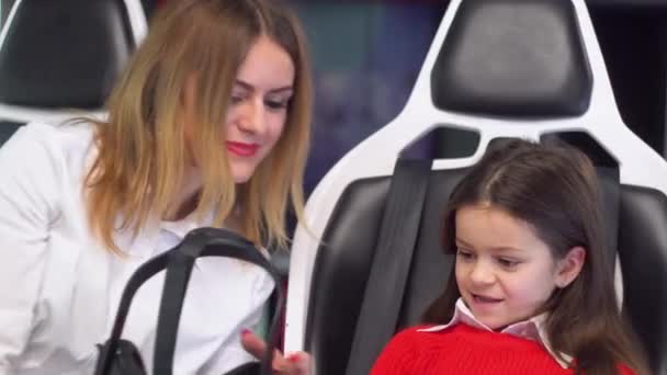 Femme et petite fille se préparent à commencer à jouer simulateur de réalité virtuelle — Video
