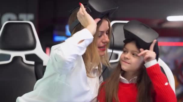 Femme heureuse et fille après avoir joué simulateur de réalité virtuelle — Video