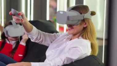 Küçük kız ve kadın gözlüklü Vr simülatörü oynuyorlar
