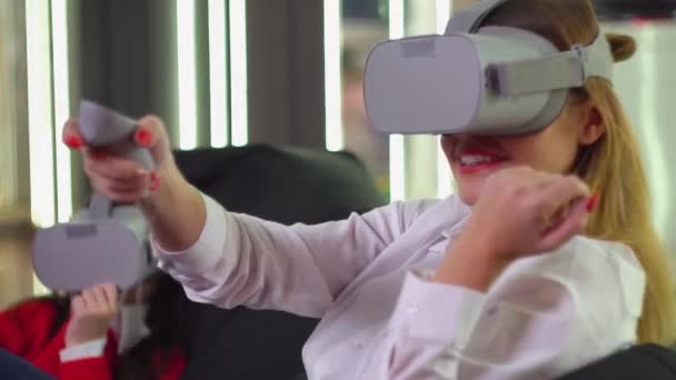 Девочка и женщина играют в виртуальный симулятор с очками — стоковое видео