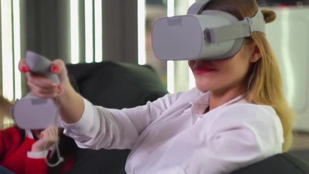 Liten flicka och kvinna spelar Vr simulator med glasögon — Stockvideo