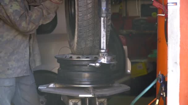 Profesional de servicio de automóviles prepara neumático para el reemplazo — Vídeos de Stock
