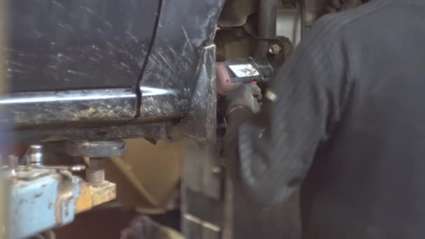 Hombre mecánico de reparación de un coche en el taller de reparación de automóviles. Servicio, reparación y mantenimiento de automóviles — Vídeos de Stock