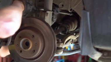 Araba tamirhanesinde araba tamir eden bir tamirciye yaklaş.