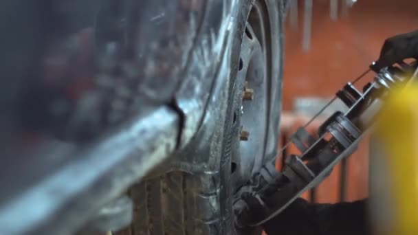 Hombre mecánico de reparación de un coche en el taller de reparación de automóviles. Servicio, reparación y mantenimiento de automóviles — Vídeos de Stock