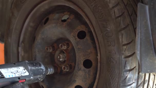 Hombre mecánico de reparación de un coche en el taller de reparación de automóviles — Vídeos de Stock
