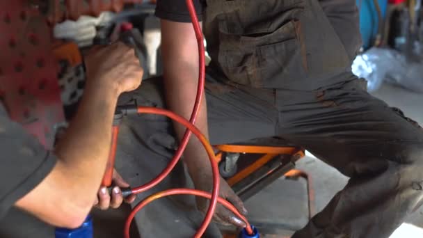 Hombre mecánico de reparación de un coche en el taller de reparación de automóviles — Vídeos de Stock