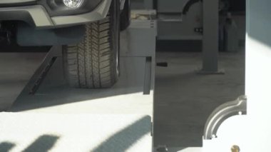 Hidrolik platform araba tamirhanesinde bir arabanın düşmesine izin veriyor. Araba servisi.